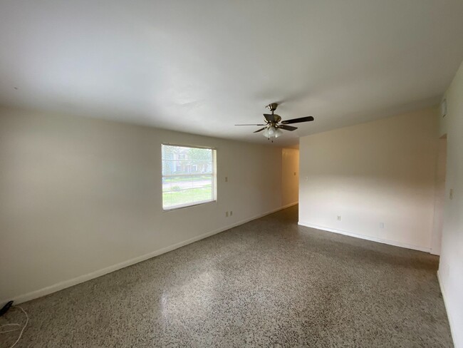 Building Photo - 2/1 Duplex Near Downtown!!!