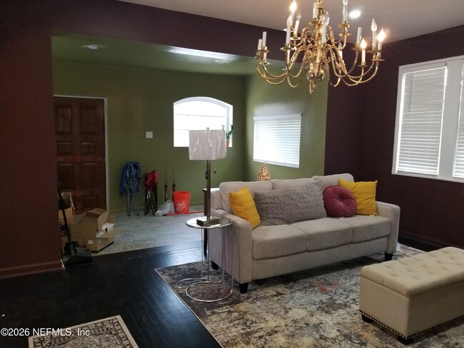 Building Photo - 519 W 26th St