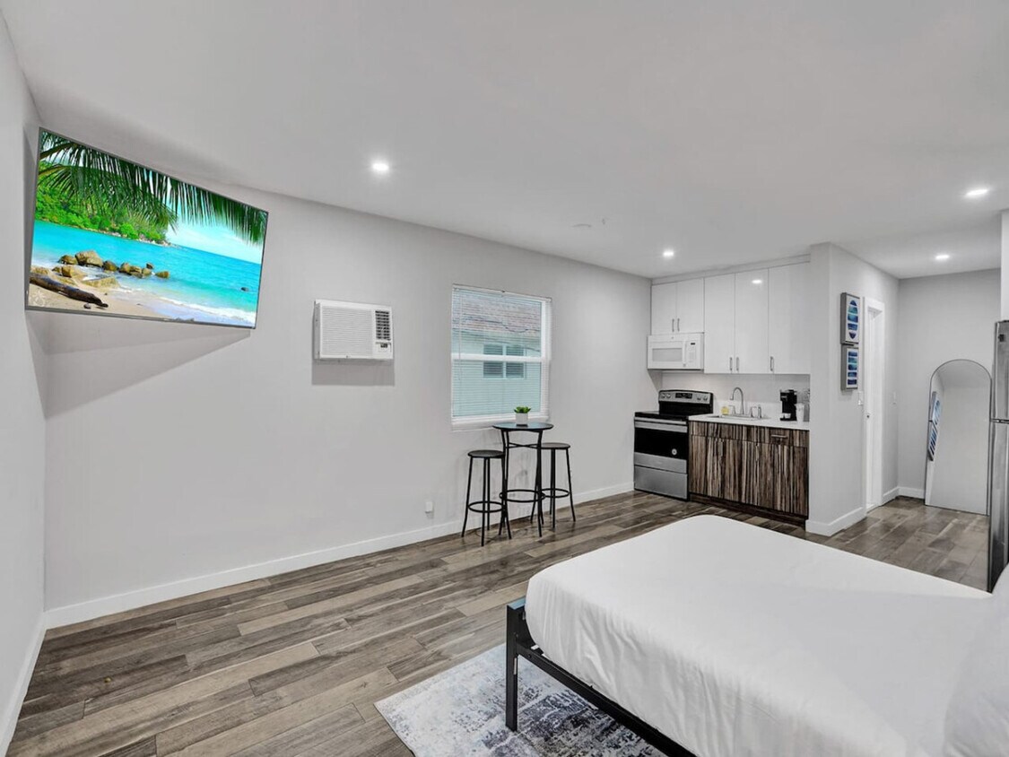Foto principal - 906 N Riverside Dr