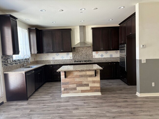 Building Photo - Beautiful 3-Bedroom, 2.5 bath in the  Glen...
