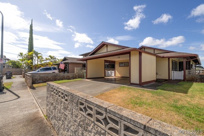 Building Photo - Rarely Available 4 BD/ 2 BA Home in Mililani