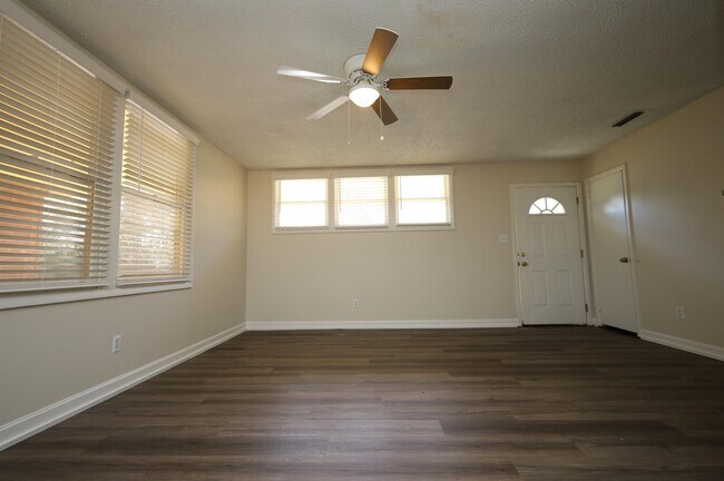 Building Photo - 902 Ridgewood Dr