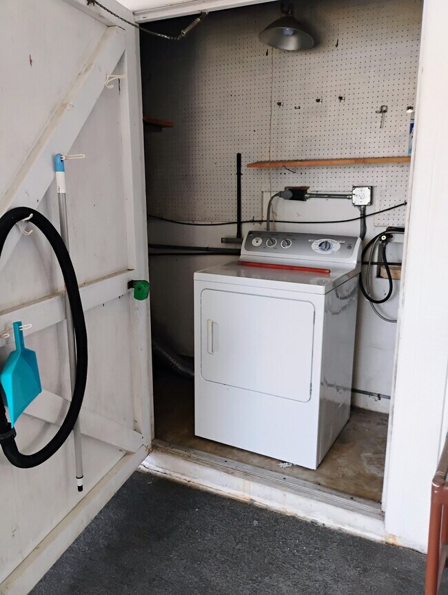 Cuarto de servicio junto al porche con conexiones para lavadora y secadora. - 2831 Swifton Dr