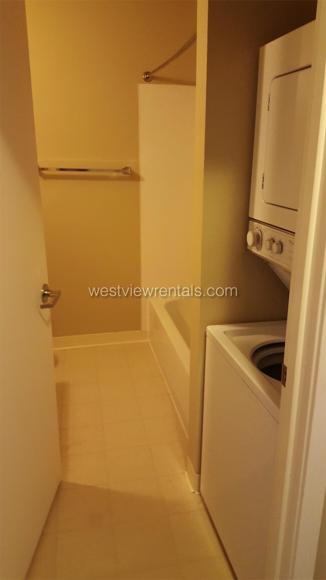 1225 Railroad Ave Unit 202, Bellingham, WA 98225 Room for Rent in