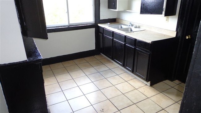 Building Photo - 3 br, 1 bath  - 13497 Hazelridge St Upper