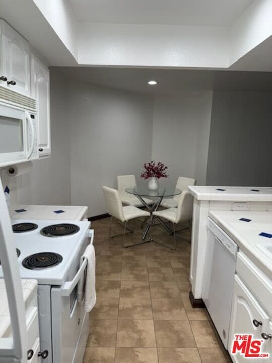 Building Photo - 906 N Doheny Dr