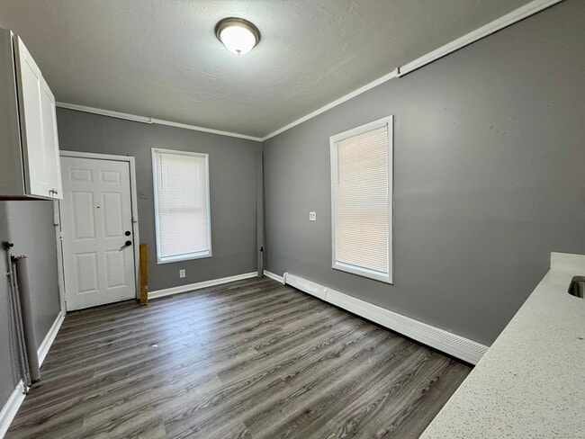 Building Photo - 1102 E Main St