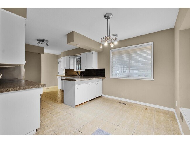 Photo du bâtiment - 18338-18374 74 Ave