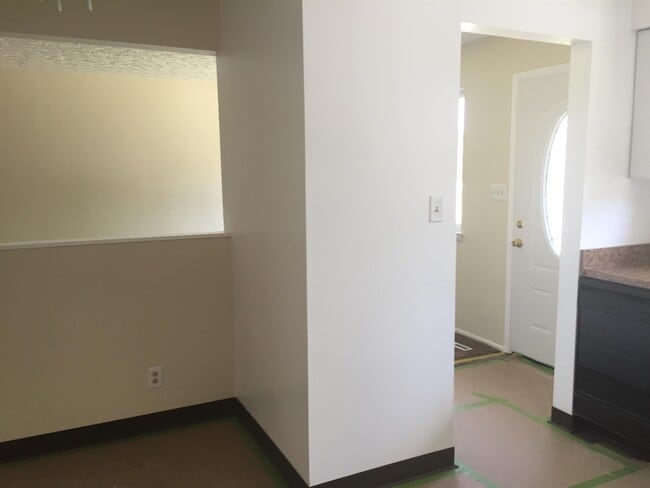 Building Photo - 4976 Labelle Dr