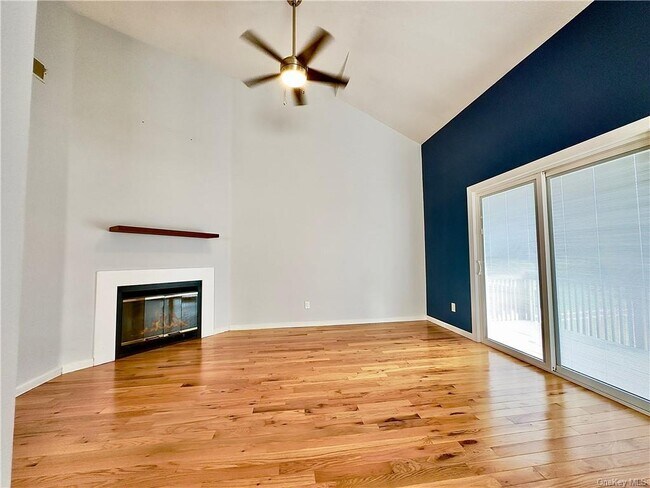 Foto del edificio - 2211 Whispering Hills Dr