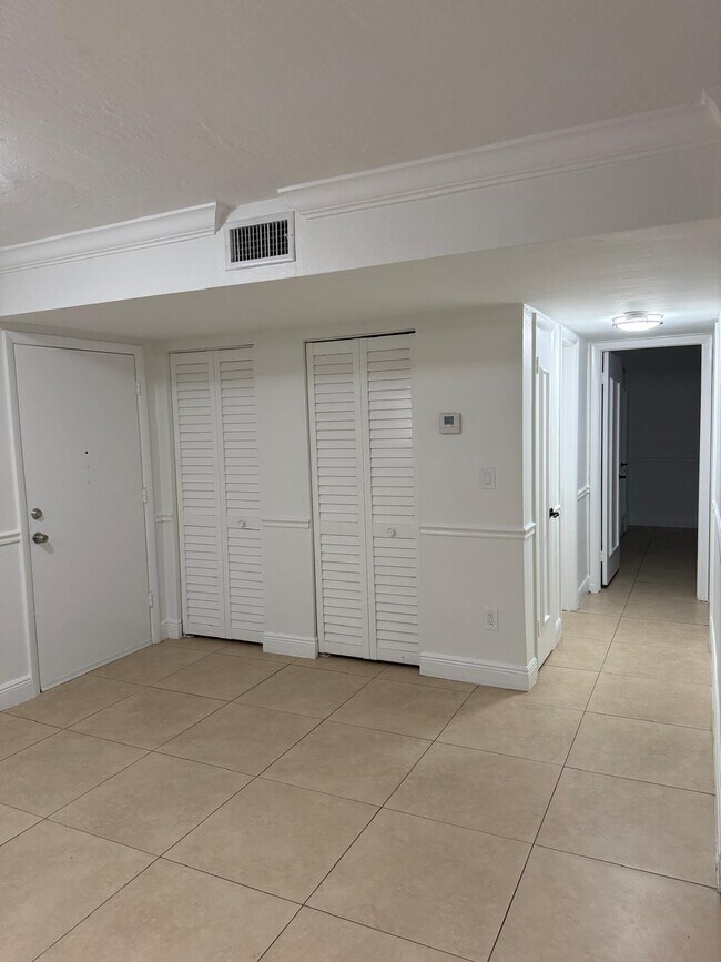 Puerta delantera interior - 7477 SW 82nd St