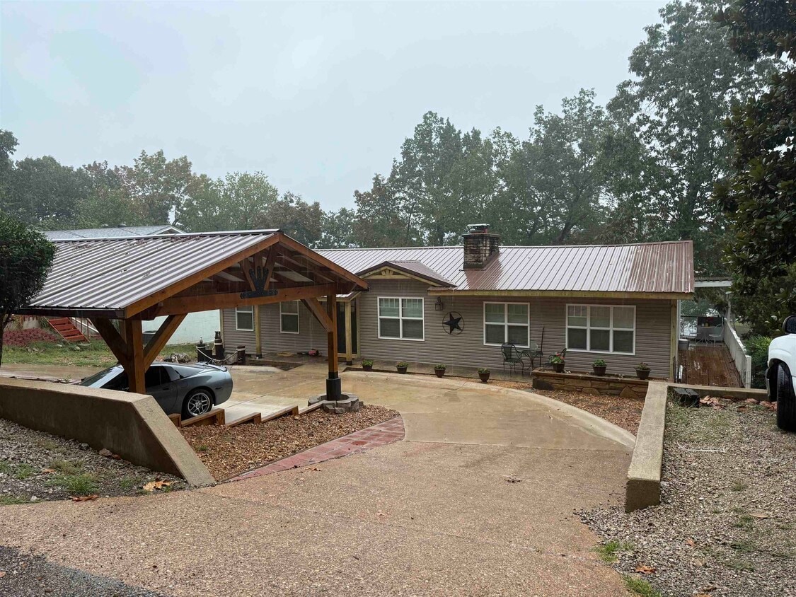 Primary Photo - 129 W Lakeshore Dr