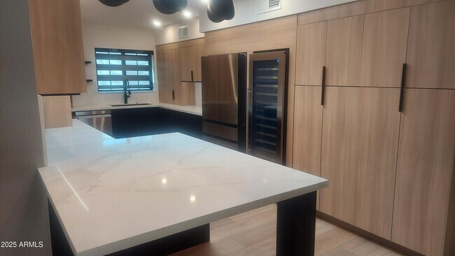 Foto del edificio - 6349 N 78th St