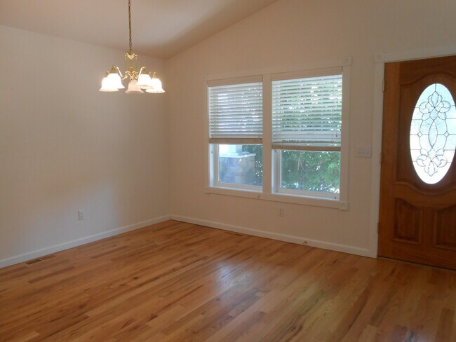 Foto del edificio - 62677 Hawkview Road