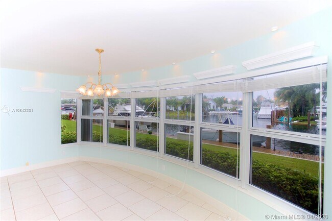 Building Photo - 5100 Bayview Dr