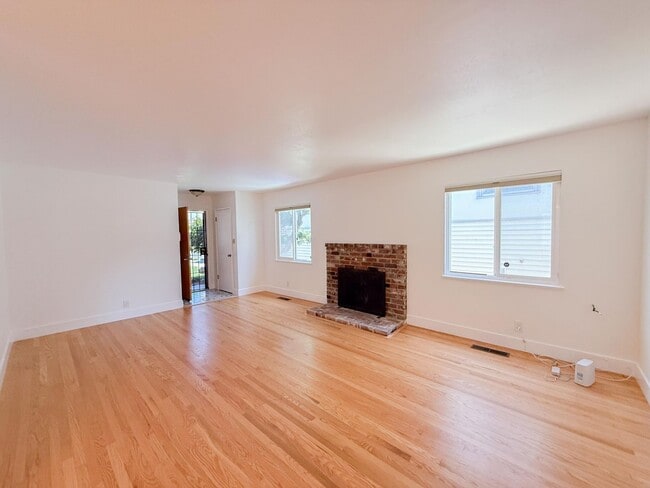 Building Photo - Charming 3BR/2BA Richmond Home with Spacio...