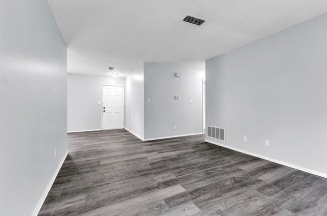 Building Photo - 701 Southlawn Dr