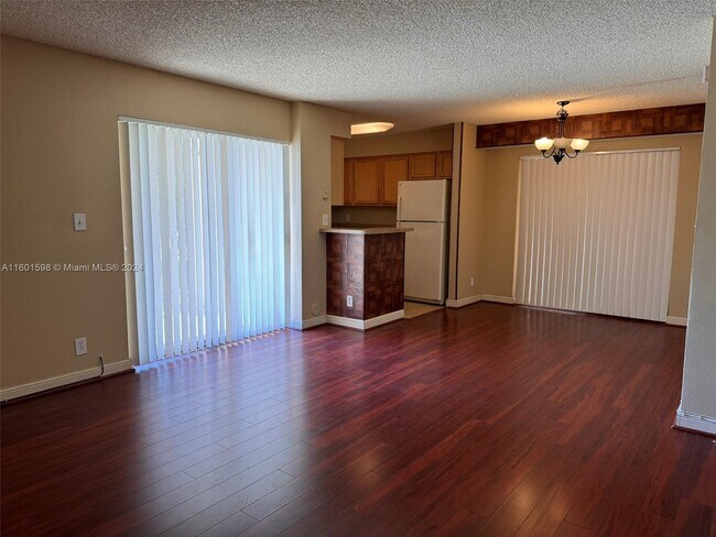 Foto del edificio - 7650 Westwood Dr