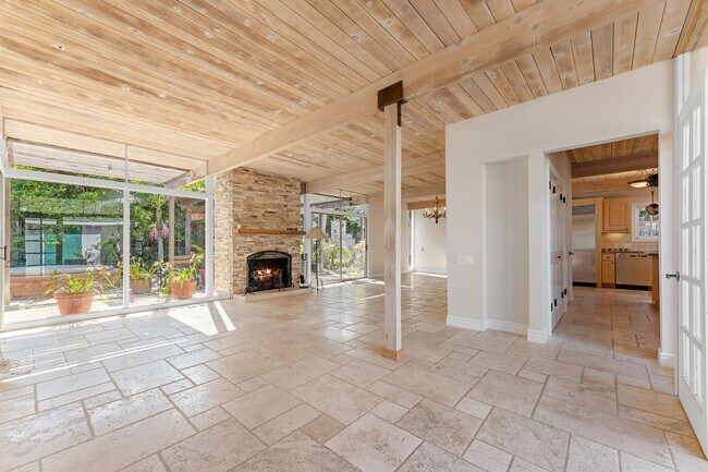 Building Photo - 6241 Frondosa Dr