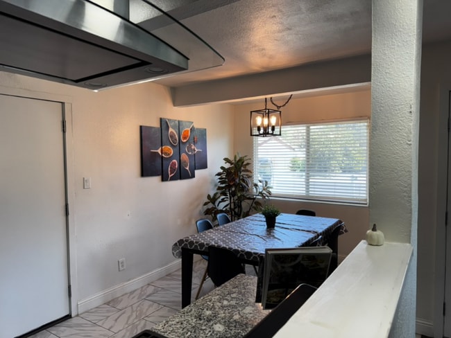 Building Photo - 2120 Kinsington St