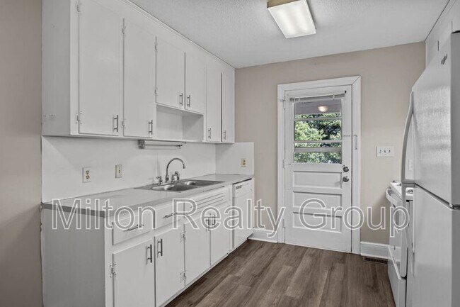 Building Photo - 204 McNeil St