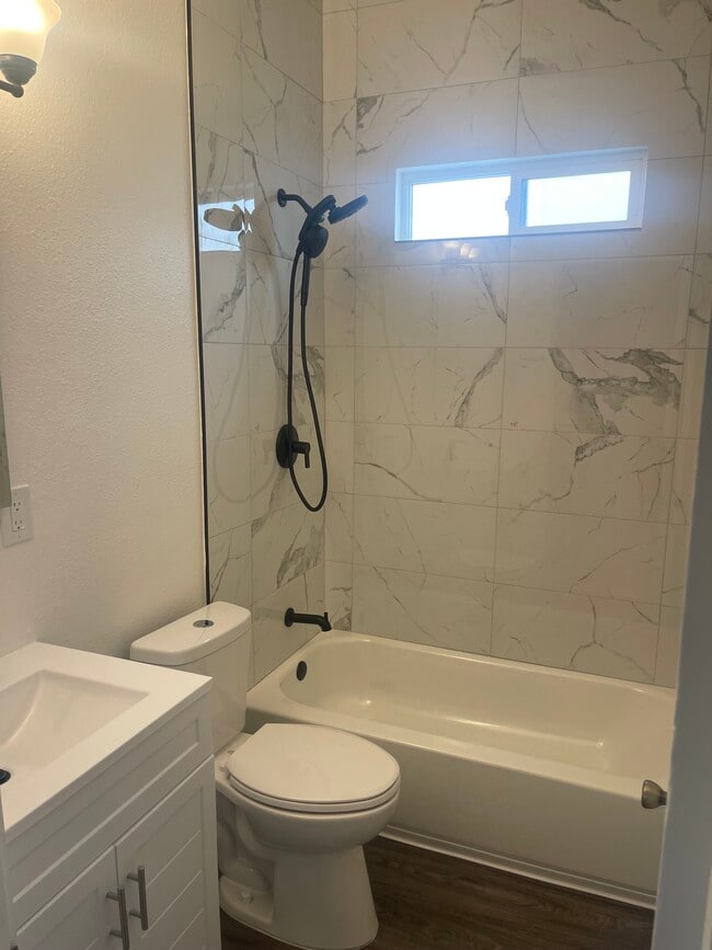 Baño del pasillo - 704 S Soto St
