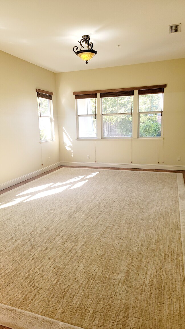 Building Photo - 35 Wild Rye Way