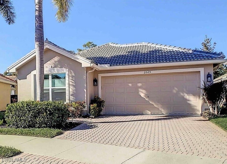 Foto principal - 2025 Painted Palm Dr