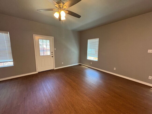 Foto del edificio - Newly Renovated Town-home