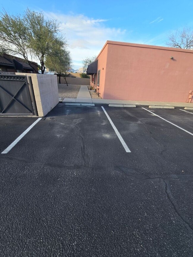 Building Photo - 3331 E Bermuda St