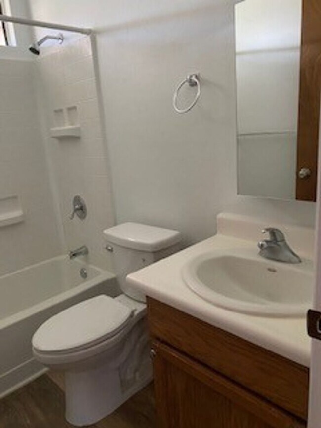 Foto del edificio - 5 bedrooms 3 bath home in cool Kaumana!