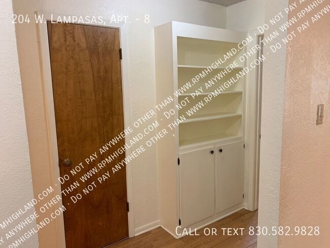 Building Photo - 204 W. Lampasas, Apt.-8