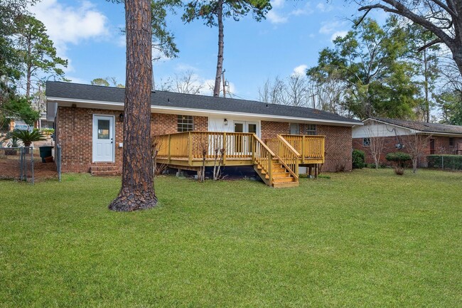 Building Photo - Freshly Remodeled 4 Bedroom 2 Bathroom Sin...