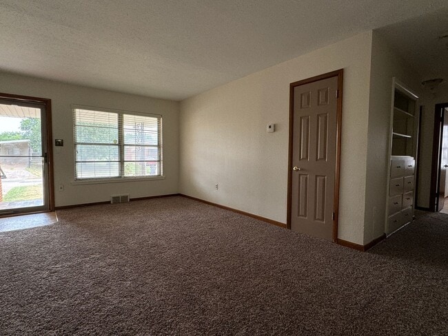 Building Photo - 4512 NW Cheyenne Ave