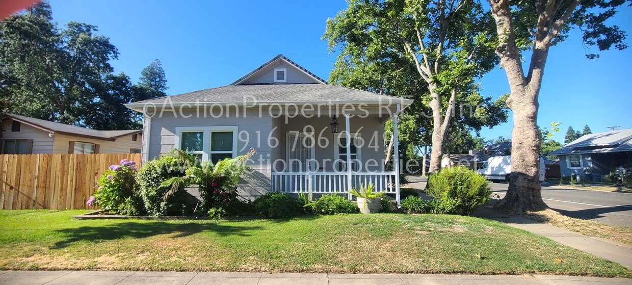 Primary Photo - Updated 2 Bedroom 1 Bathroom, New Paint an...