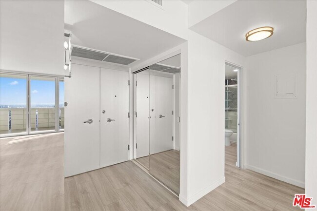 Building Photo - 8787 Shoreham Dr