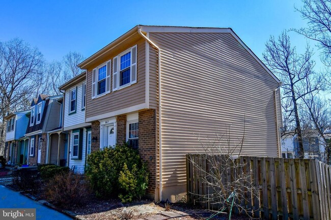 Building Photo - This bright and updated three level townhouse in Springfield offers a welcoming blend of style an...