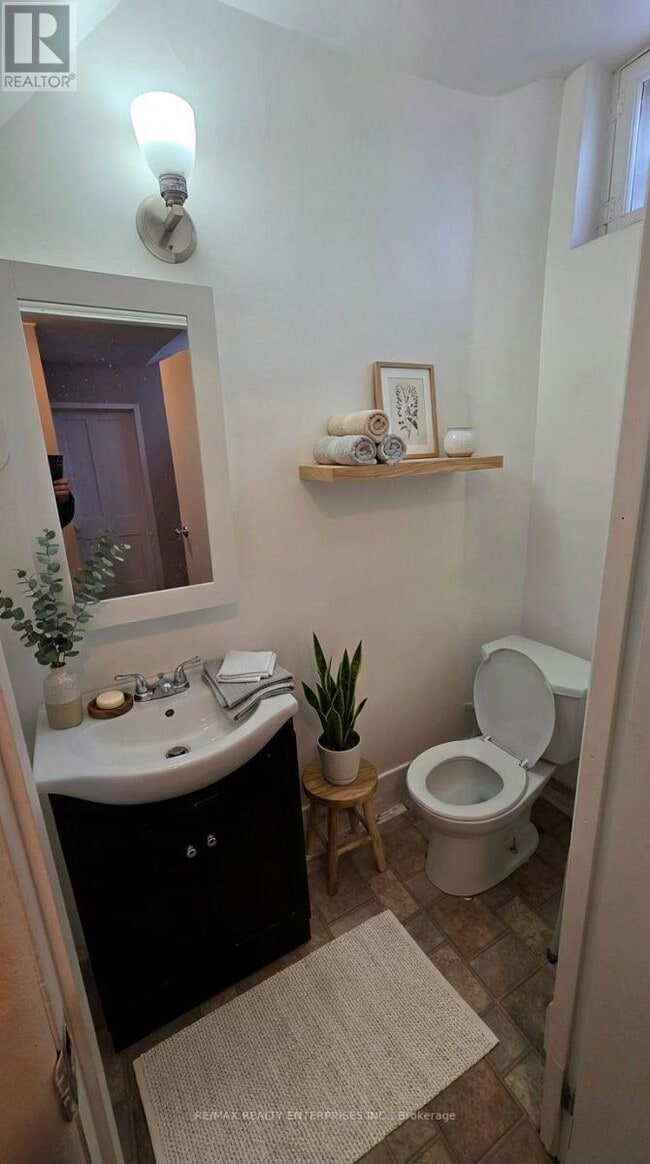 Building Photo - 142 Emerald St S