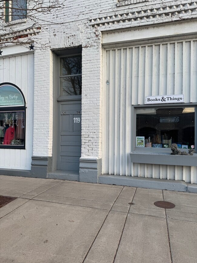 Foto del edificio - 119 Bridge Ave E