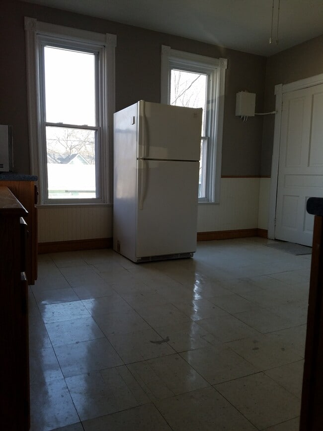 Main Level Eat-in Kitchen - 556 Rose Ave E