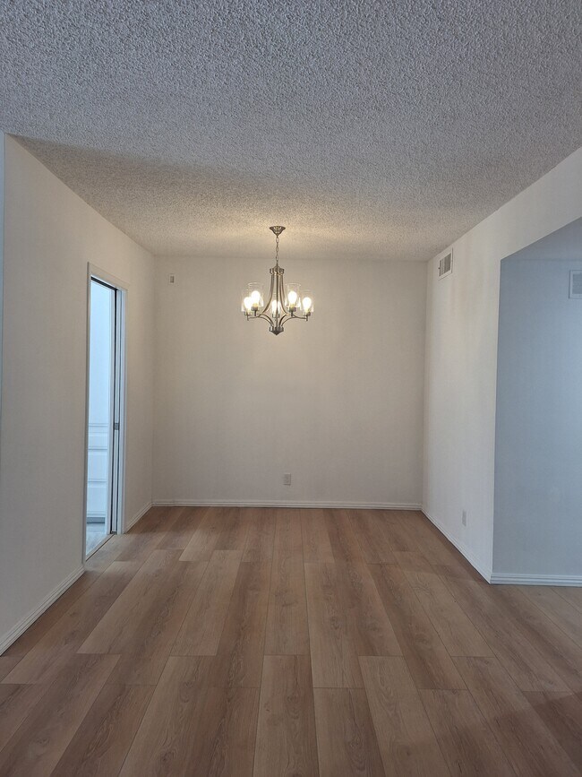 Dining Room - 9145 Charleville Blvd