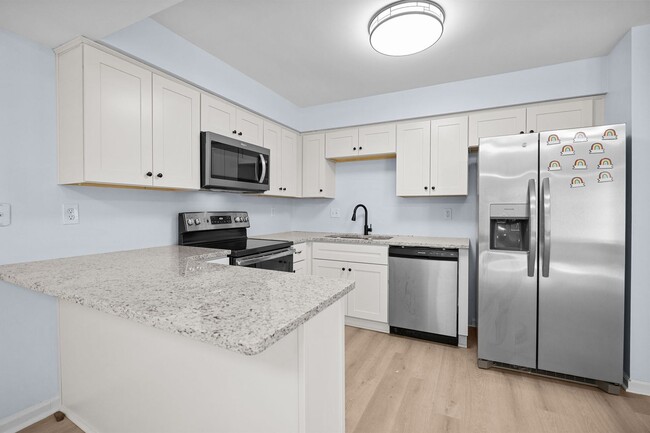 Building Photo - Fully Renovated Condo for Rent in Virginia...
