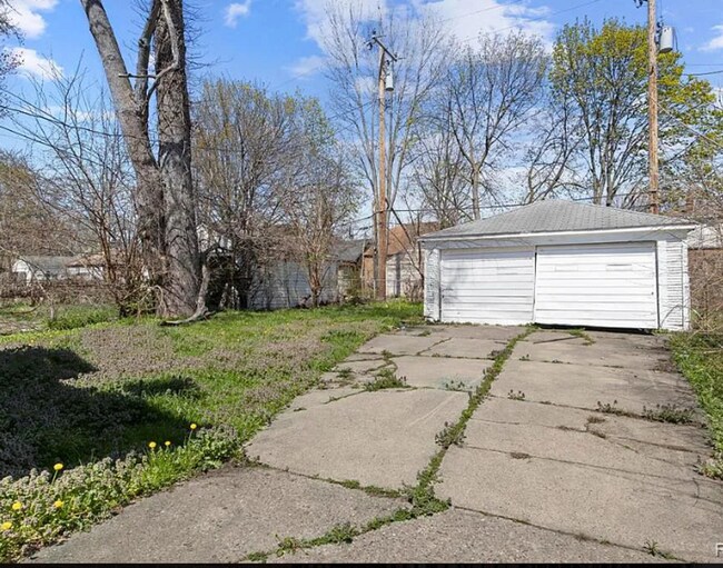 Building Photo - Detroit 2 Bedroom, 1 Bath Lower Flat