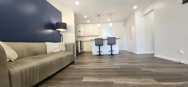 Building Photo - RENOVATED HOME IN EAST LONDON WITH HUGE FENCED YARD-DECK