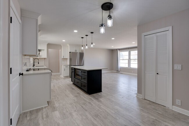 Building Photo - 5004 Raywood Ln