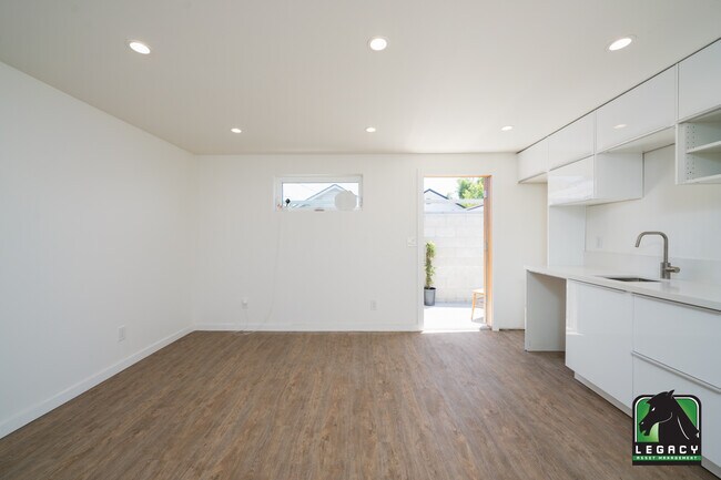 Foto del edificio - 1124 W 49th St