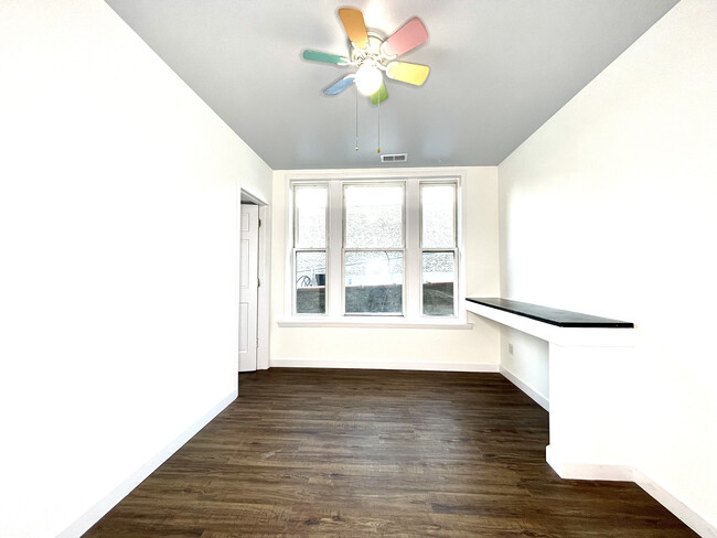 Foto del edificio - 4445 N Broadway St