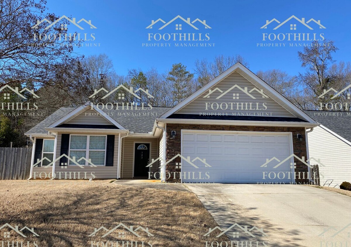 Primary Photo - Chic 3BR/2BA Home with Vaulted Ceilings, F...