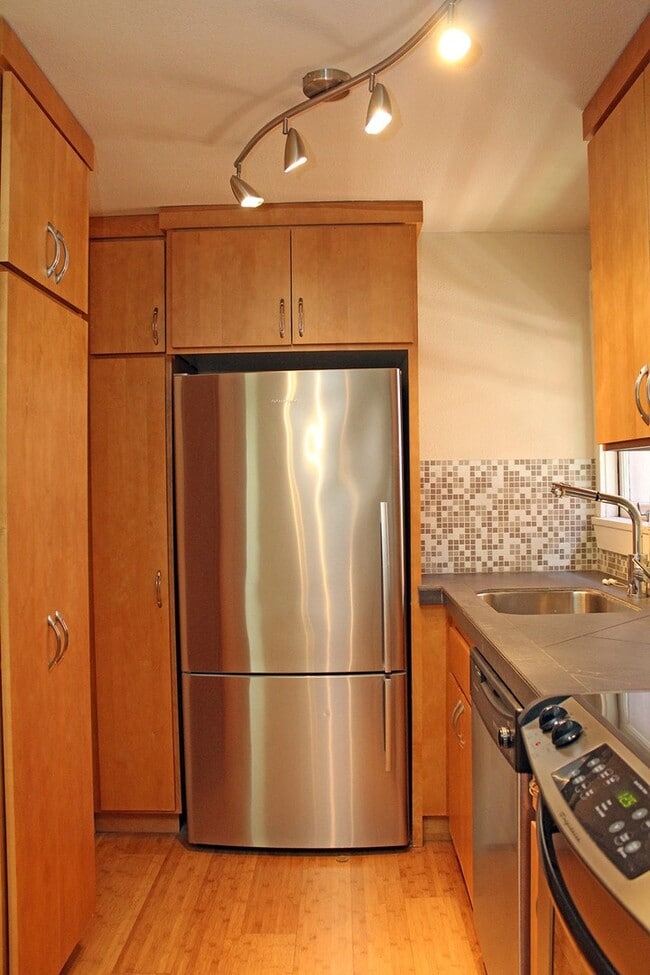 Building Photo - Updated 1 Bedroom Condo in Landmark Old Po...