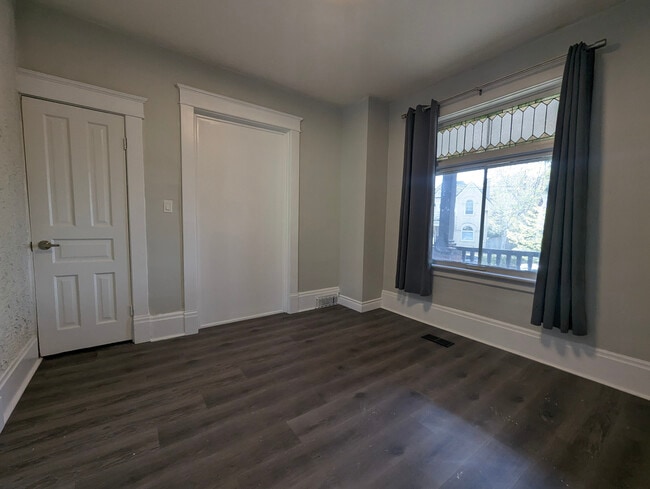 Building Photo - Charming One-Bedroom Close To Downtown